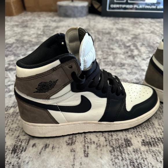 Jordan 1 Retro OG High Dark Mocha size 6y - Picture 3 of 11